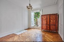 Paris 17th District - An elegant 3-bed apartment