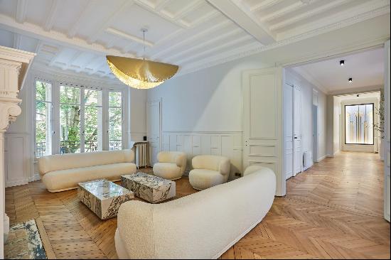 Paris 16th District – An elegant 5-bed apartment