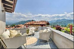 Charming, fully renovated old town house with partial views of Lake Lugano, in Lugano-Agn