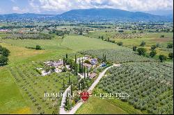 RENOVATED COUNTRY VILLA WITH POOL AND PANORAMIC VIEW OF ASSISI, UMBRIA