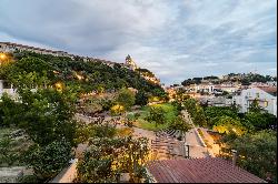 VILLA IN GRAÇA WITH PRIVATE GARDEN AND GARAGE