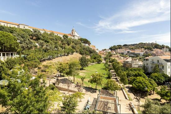 VILLA IN GRAÇA WITH PRIVATE GARDEN AND GARAGE