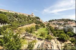 VILLA IN GRAÇA WITH PRIVATE GARDEN AND GARAGE