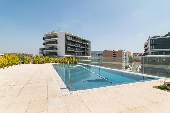 Four bedroom flat in the Parque Altear condominium in Lumiar.