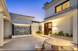 Superb villa front line golf of Los Naranjos golf course, Nueva Andalucia