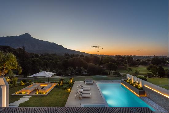 Imposing villa with incredible panoramic views in the heart of the golf valley in Aloha, 