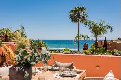 Stunning high end penthouse with spectacular sea views on the beachfront in Marbella East