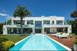 Magnificent modern villa very close to the sea with sea views in Marbella East