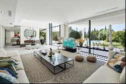 Magnificent modern villa very close to the sea with sea views in Marbella East