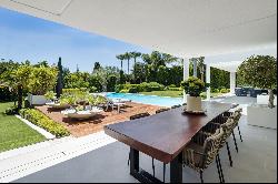 Magnificent modern villa very close to the sea with sea views in Marbella East