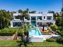 Magnificent modern villa very close to the sea with sea views in Marbella East