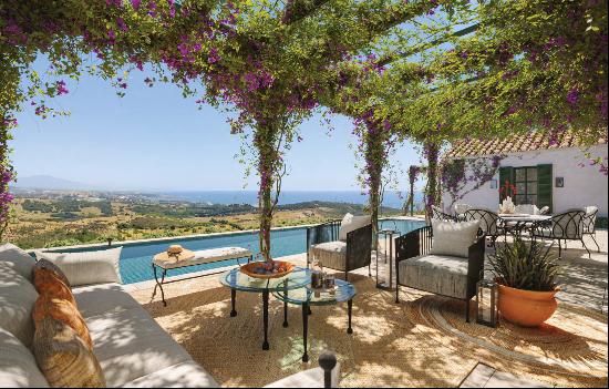 Experience the authentic Andalusian spirit in this villa with panoramic views in Finca Co