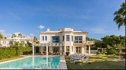 Luxurious and spacious front line beach villa in Las Chapas, Marbella East