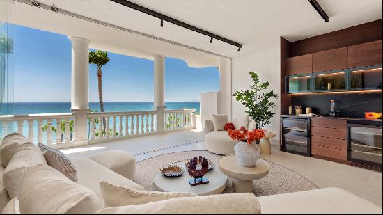 Luxurious frontline beach apartment on the new golden mile, Estepona