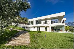 Prestigious Villa immersed in the green of an olive grove