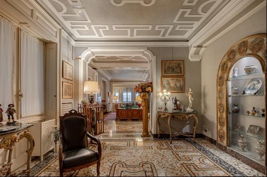 Exclusive apartment in Palazzo Cusini, Via Durini - pedestrian area