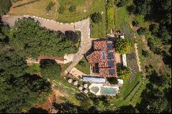 Beautiful 18th-century farmhouse in dominant position