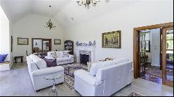 GRACIOUS, STATELY GABLED HOMESTEAD IN EXCELLENT LOCATION ON THE WORLD-RENOWNED CONSTANTIA