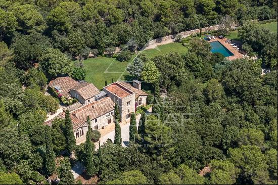 Close to Cannes - 6 bedrooms Villa in a park