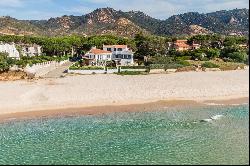 Beachfront villa in Santa Margherita di Pula