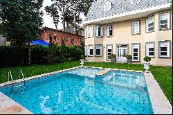 House on a private street with security in front of Praca Vinicius de Moraes