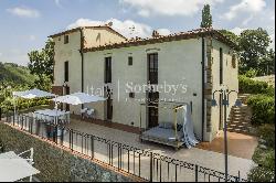 Tuscan farmhouse with dépendance and panoramic view