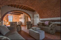 Tuscan farmhouse with dépendance and panoramic view