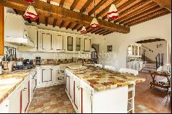 Tuscan farmhouse with dépendance and panoramic view