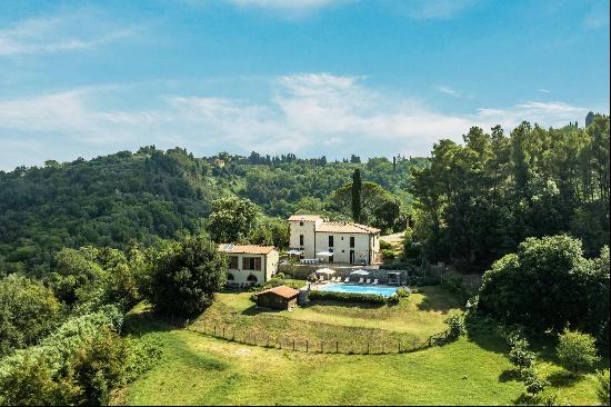 Tuscan farmhouse with dépendance and panoramic view