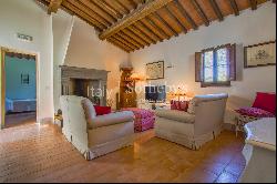 Tuscan farmhouse with dépendance and panoramic view