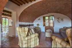 Tuscan farmhouse with dépendance and panoramic view