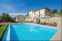 Tuscan farmhouse with dépendance and panoramic view