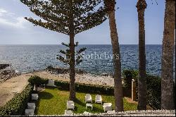 Exclusive villa with direct access to the sea of Fontane Bianche