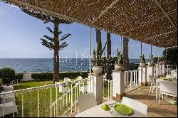 Exclusive villa with direct access to the sea of Fontane Bianche