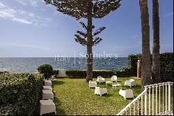 Exclusive villa with direct access to the sea of Fontane Bianche