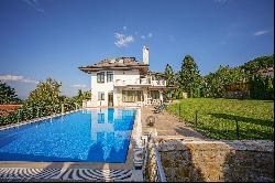 House with a spacious yard and pool in Simeonovo for rent