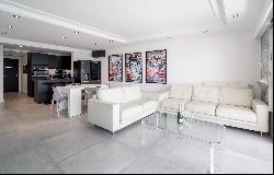 Cannes Croisette, Exceptional 4-room apartment with sea view.