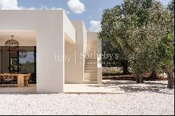 Design villa with infinity pool, secluded in olive grove