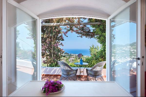 Charming villa with panoramic view of Aragonese Castle