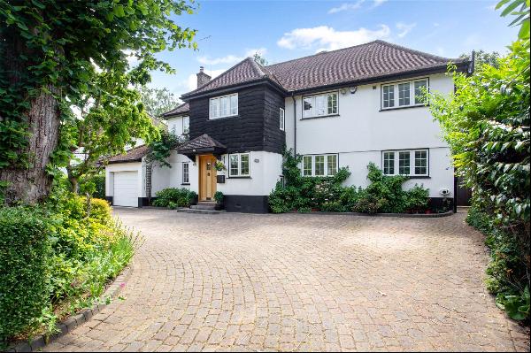 Sauncey Avenue, Harpenden, Hertfordshire, AL5 4QJ