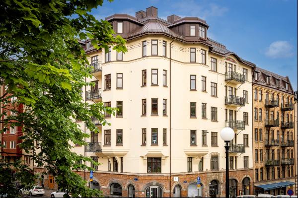 Period-typical corner floor with double balconies, high up in the building.