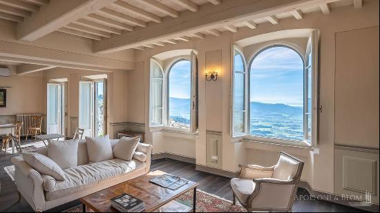 Elegant Downtown Residence with balcony and views, Cortona - Tuscany