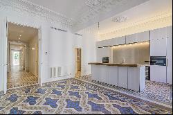 Spacious luxury apartment with authentic features in central Eixample