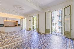 Spacious luxury apartment with authentic features in central Eixample