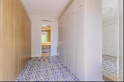 Spacious luxury apartment with authentic features in central Eixample