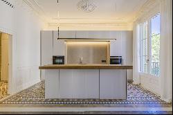 Spacious luxury apartment with authentic features in central Eixample