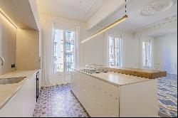 Spacious luxury apartment with authentic features in central Eixample