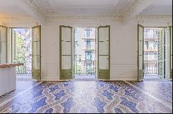 Spacious luxury apartment with authentic features in central Eixample