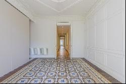 Spacious luxury apartment with authentic features in central Eixample