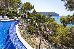 Luxury villa on the first line of Camp de Mar (Andratx) with sea access